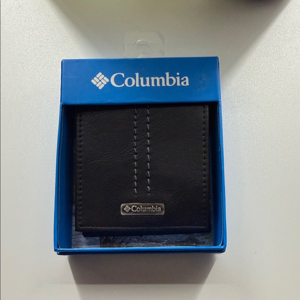 Columbia Black Leather Bifold Card & Key Holder